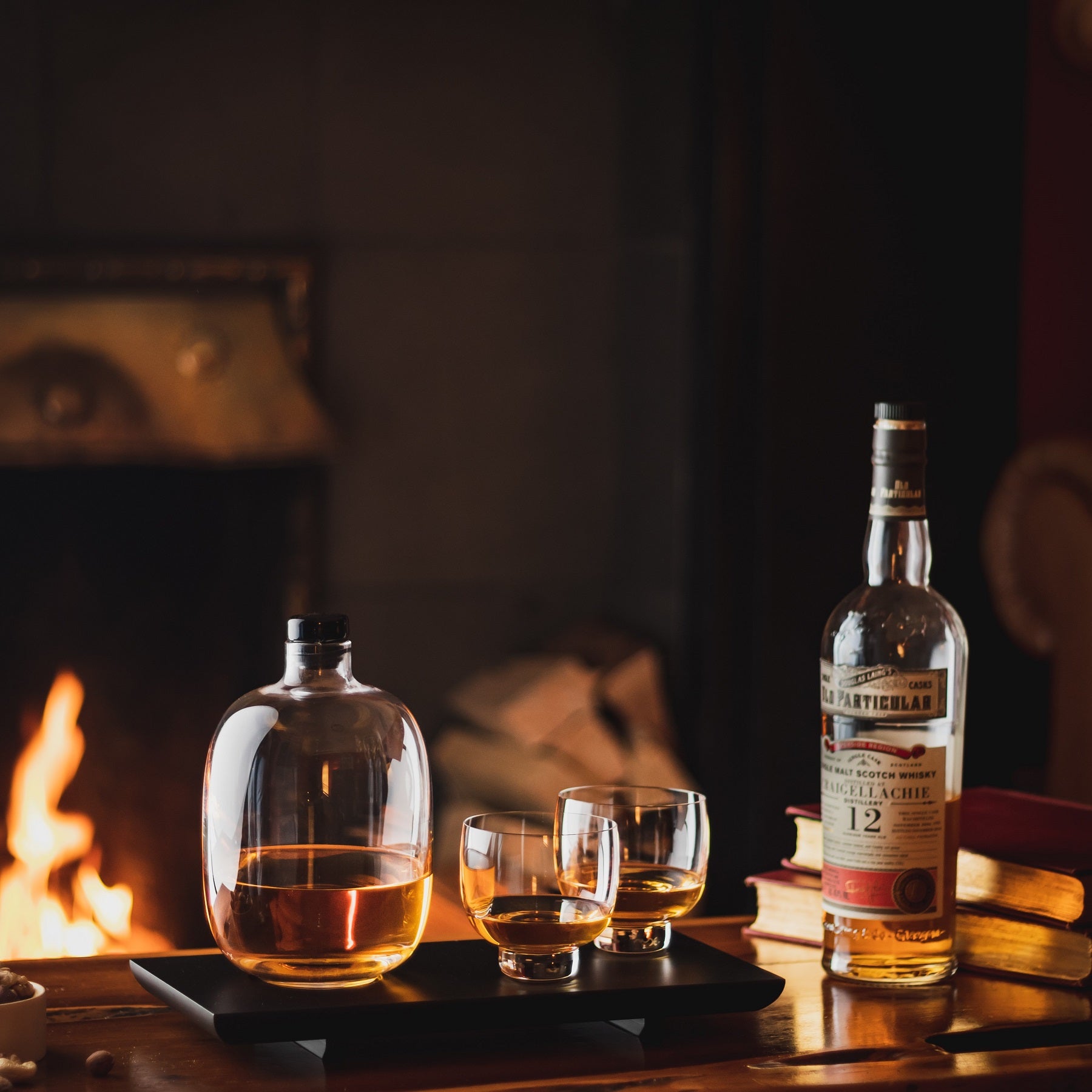 Bottiglia di whisky di malto con vassoio in legno