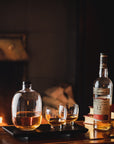 Bottiglia di whisky di malto con vassoio in legno