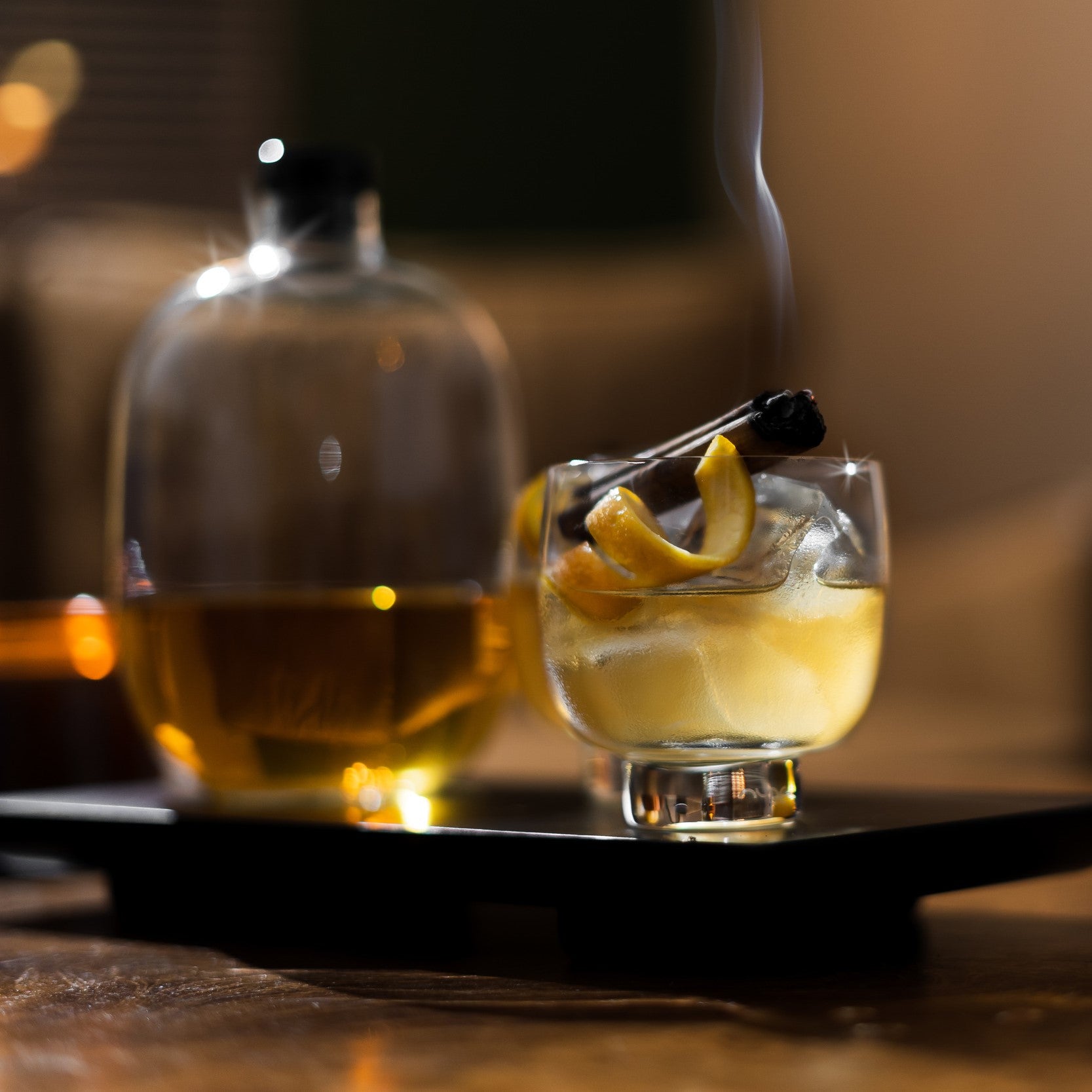 Bottiglia di whisky di malto con vassoio in legno