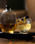 Bottiglia di whisky di malto con vassoio in legno