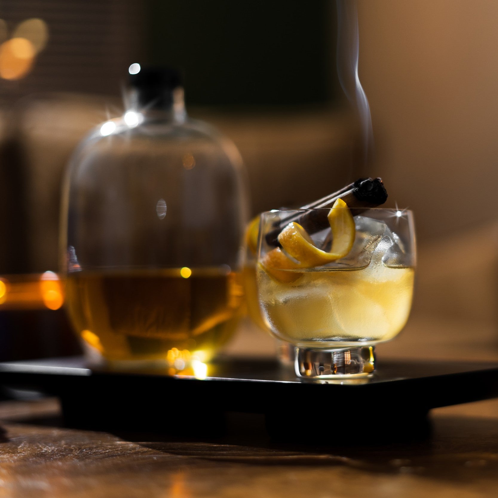 Bottiglia di whisky di malto con vassoio in legno