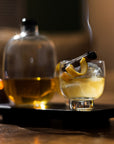 Bottiglia di whisky di malto con vassoio in legno