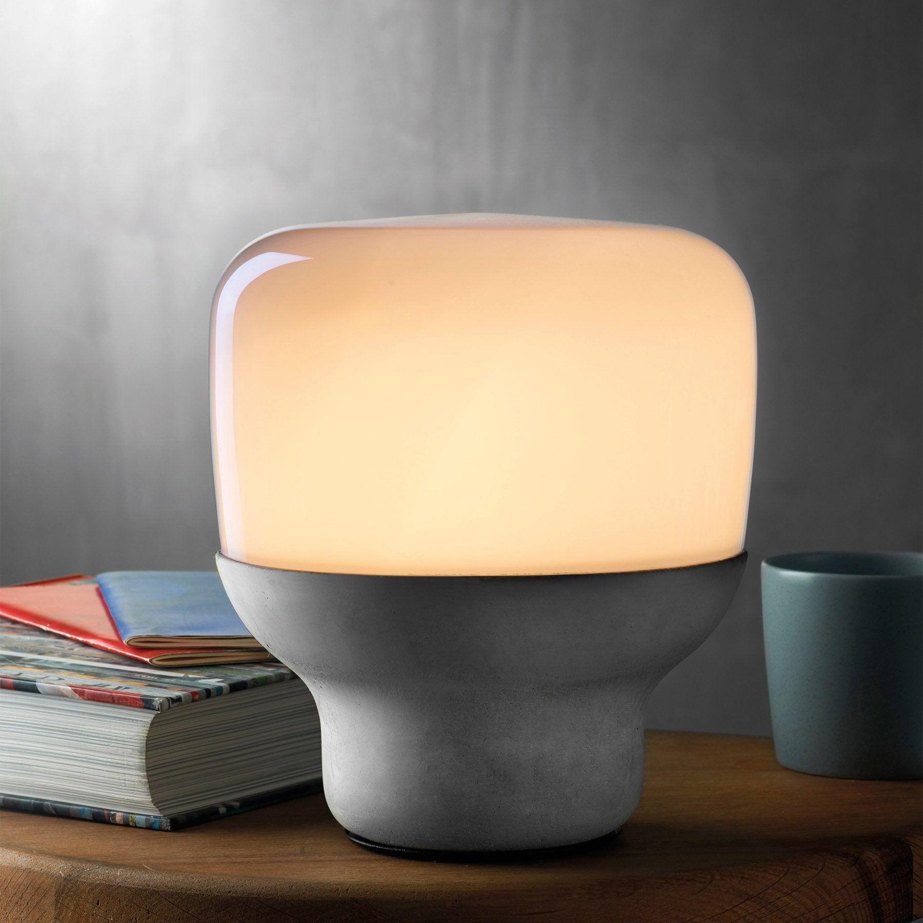 Lampada Liscia in Vetro Opaco con Base in Pietra
