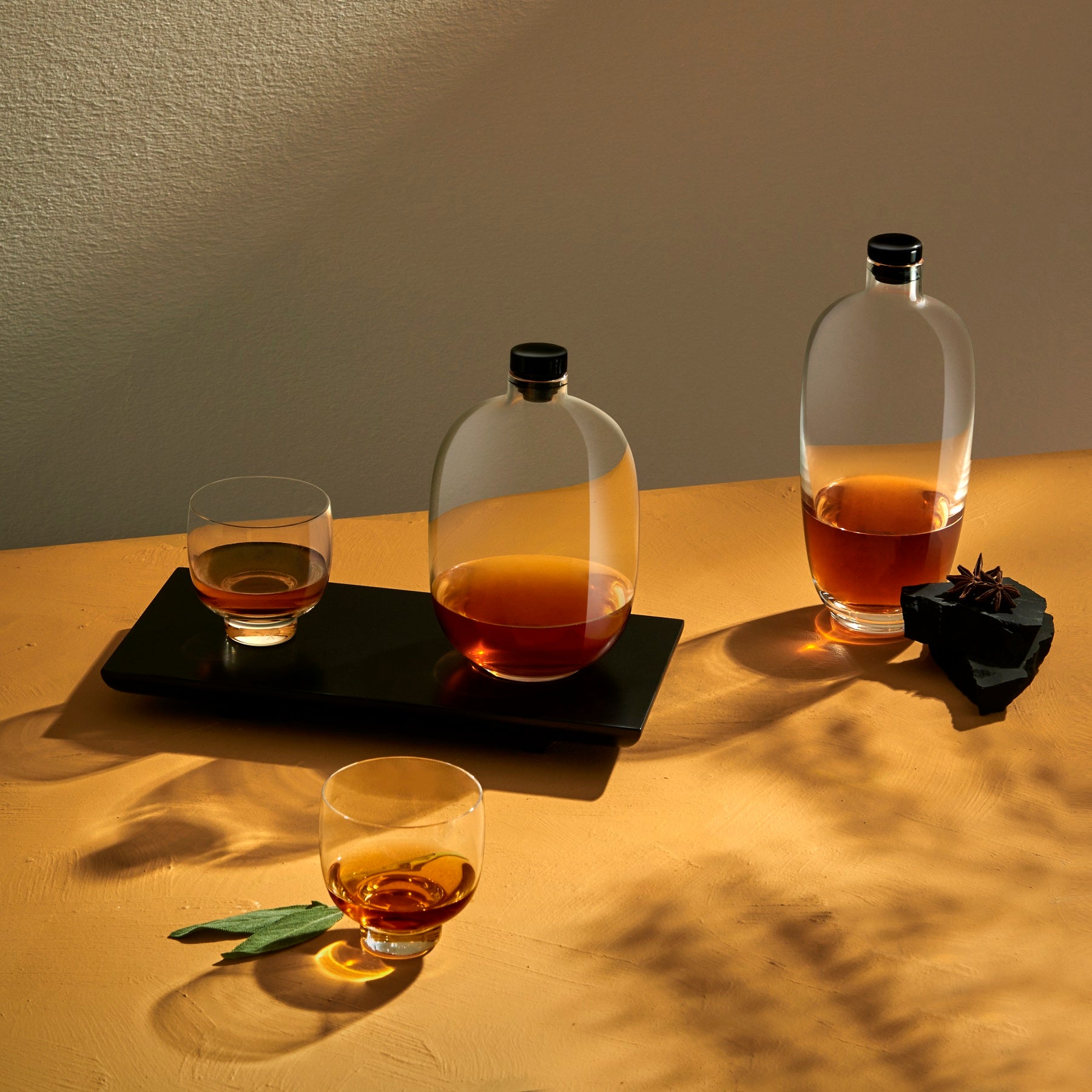Bottiglia di whisky di malto con vassoio in legno – NUDE EU