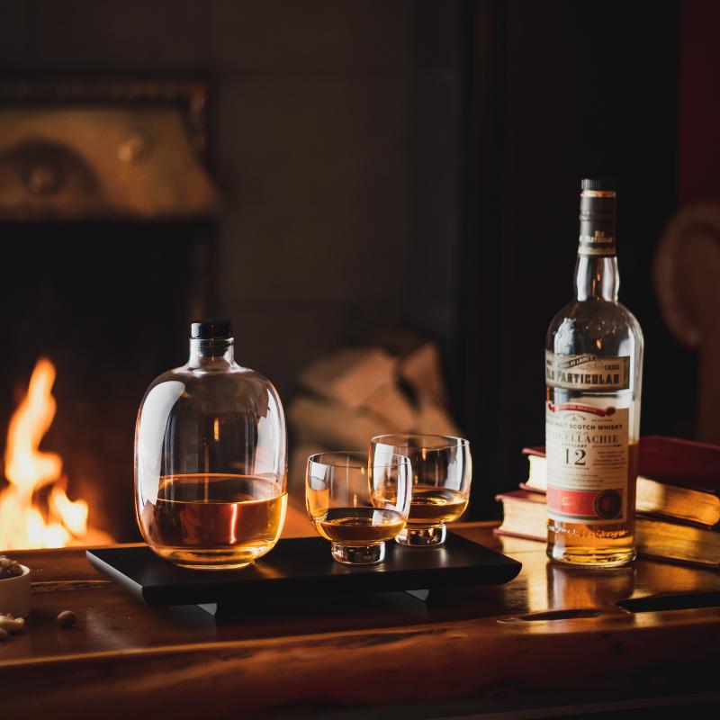 NUDE Malt giftset, existing out of a whisky bottle, set of 2 whisky glasses and a bowl, presented on the wooden board included in the set