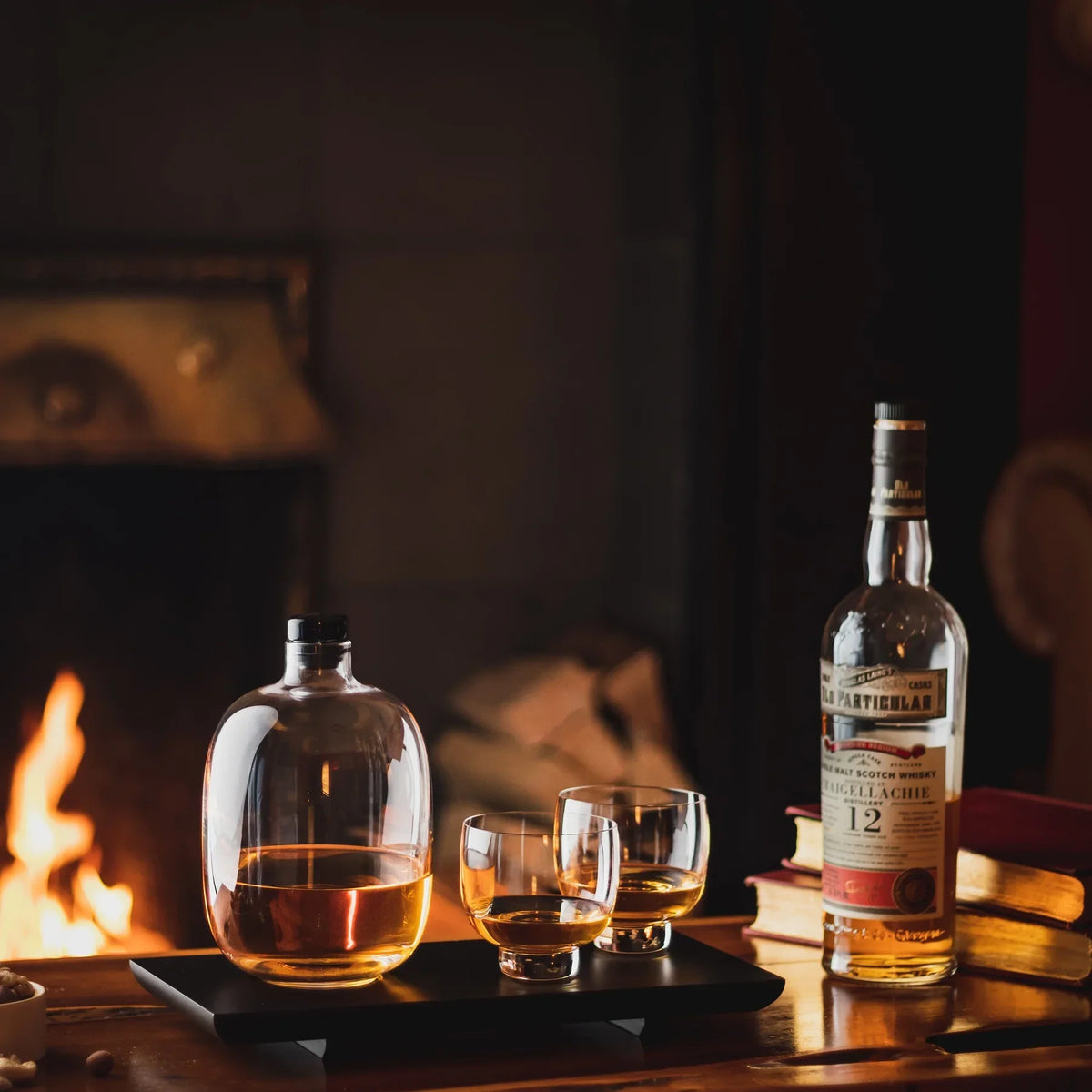 Malt Whiskey Bottle with Wooden Tray - NUDE EU
