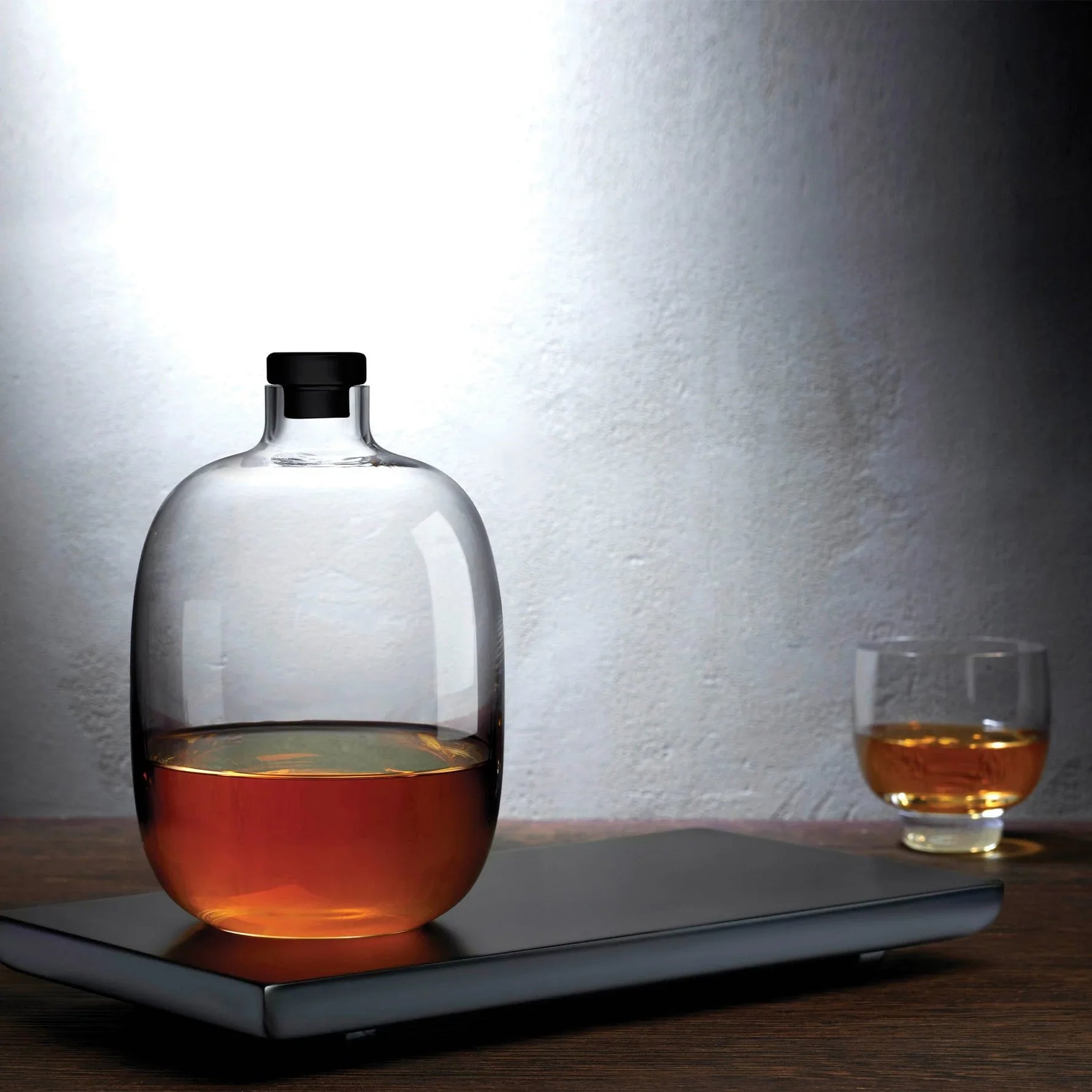 Malt Whiskey Bottle with Wooden Tray - NUDE EU