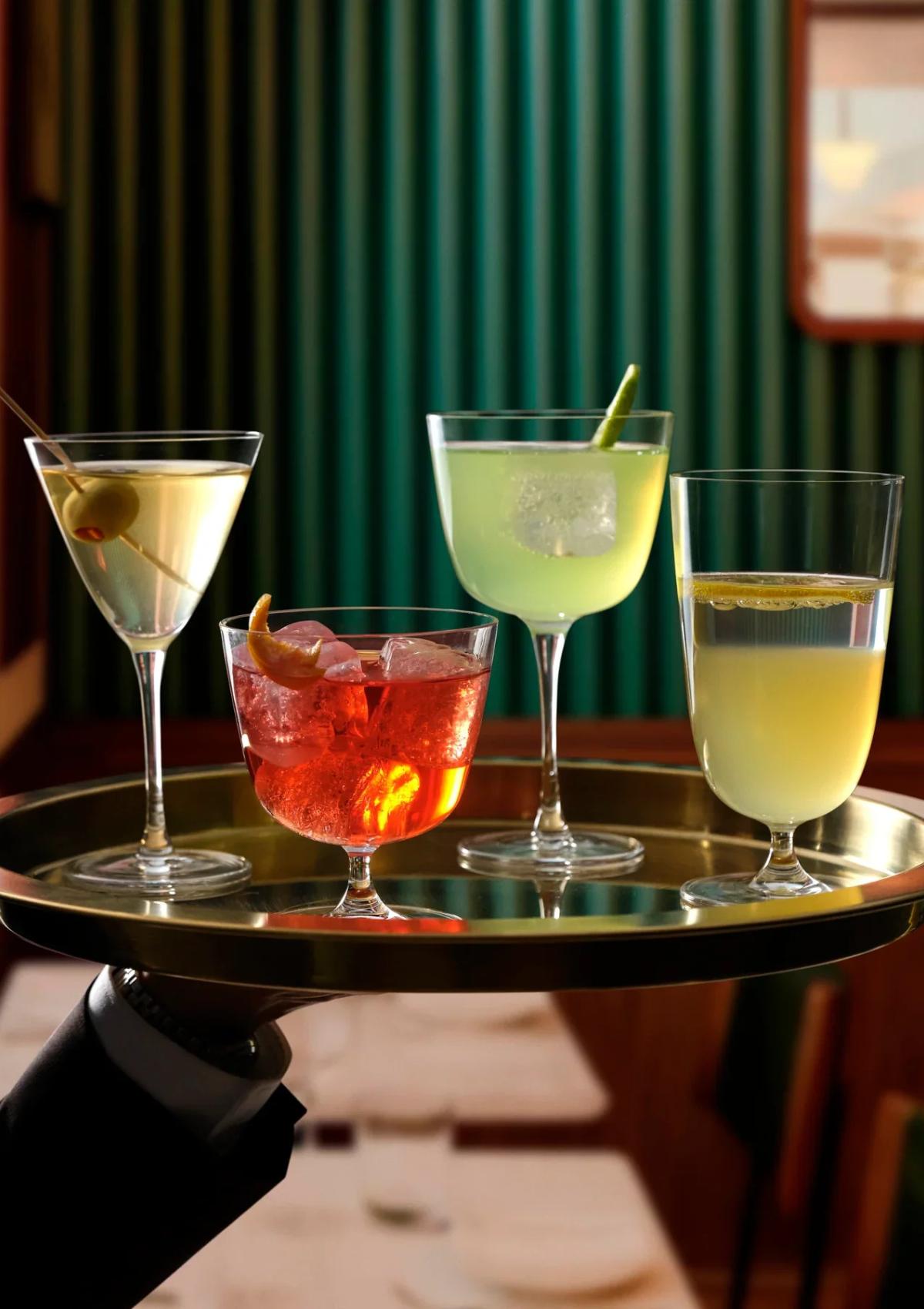 Four cocktails in NUDE Bar/Giani glasses on a serving plate: Cocktail Glass Long, Martini Glass, Cocktail Glass Short and Cocktail Glass Long Stem.