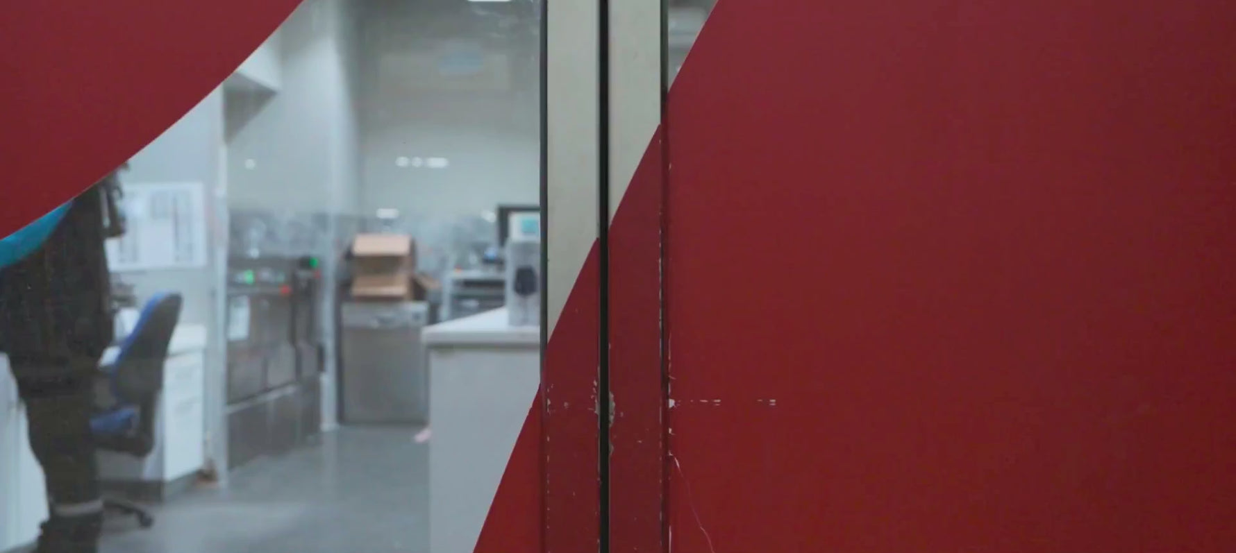 a worker in sisecam technology centre testing the NUDE Glass glasses for their Ion Shielding Technology.