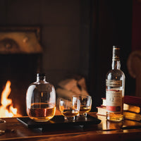 Bottiglia di whisky di malto con vassoio in legno